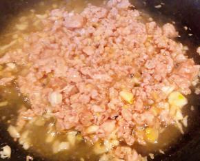 猪肉馅炒至变色断生满屋飘香