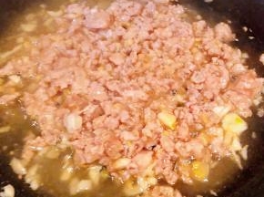 猪肉馅炒至变色断生满屋飘香