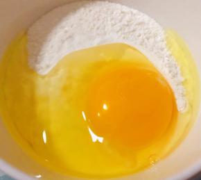 鸡蛋打入面粉中开始不停的顺时针搅拌