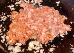 猪肉剁成馅用一品鲜酱油、蚝油、葱、姜煨制二十分钟入味，锅中倒入底油加热放入蒜粒爆香再放入猪肉馅