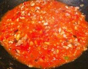 放入香菇和胡萝卜一起炒至断生