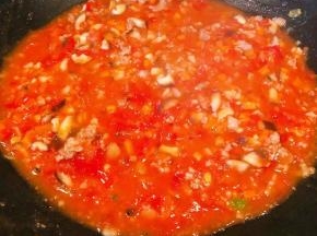 放入香菇和胡萝卜一起炒至断生