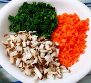 香菇、胡萝卜、芹菜叶切成小粒