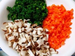 香菇、胡萝卜、芹菜叶切成小粒
