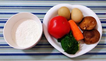 准备原材料面粉、西红柿、鸡蛋、香菇、胡萝卜、芹菜叶