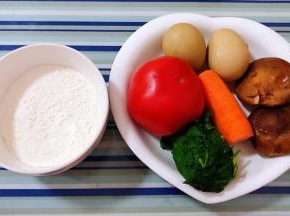 准备原材料面粉、西红柿、鸡蛋、香菇、胡萝卜、芹菜叶