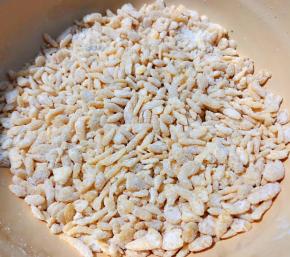 面粉搅拌成小疙瘩即可这是一个需要耐心的事情哦