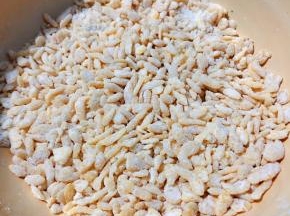 面粉搅拌成小疙瘩即可这是一个需要耐心的事情哦