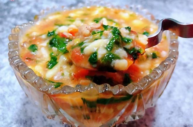 西红柿芹菜叶香菇猪肉疙瘩汤