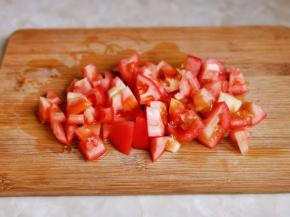 番茄洗净切小块。
