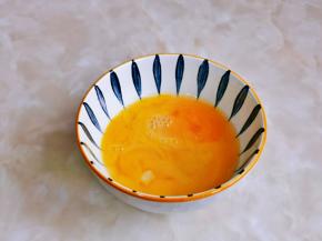 鸡蛋磕碗里打散。