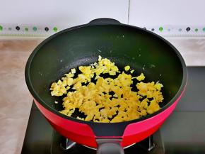 起油锅，倒入蛋液，一边用筷子搅拌成絮状。