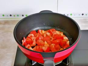 另起油锅，倒入番茄块小火翻炒。
