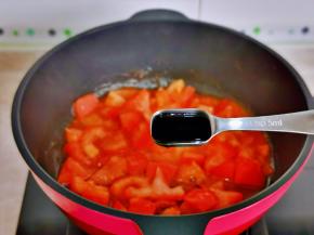 炒出汤汁，加入生抽。