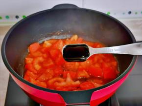 加入蚝油，加入半小碗纯净水翻炒1分钟。