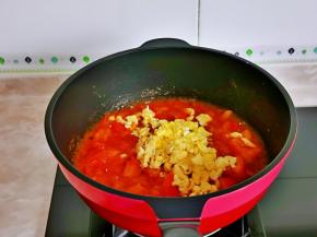 加入煎好的鸡蛋。