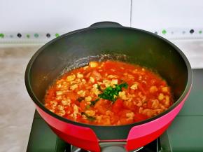 翻炒均匀，中小火煮2分钟，撒上葱花即可关火。