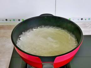 锅中加水烧开，下挂面，煮熟捞出。