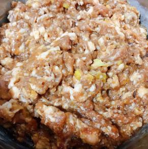 新鲜的猪肉放入葱姜粒和一品鲜酱油、蚝油拌匀煨制二十分钟入味