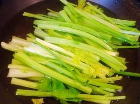 芹菜去根摘好放入开水中焯水断生后立即放入冷水中过凉沥干水份