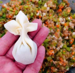 从两侧向中间对折形成一个花瓶形状就包好了