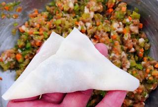 馄饨皮盖过馅料对折