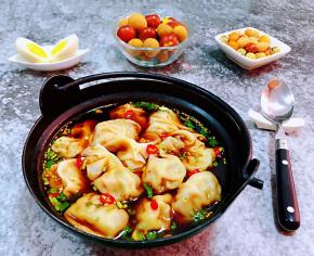 用原汁原味的煮馄饨汤趁热淋在调料碗中再放入馄饨就大功告成了