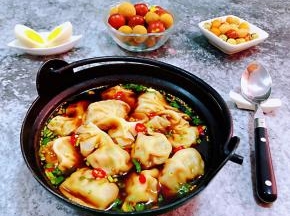 用原汁原味的煮馄饨汤趁热淋在调料碗中再放入馄饨就大功告成了