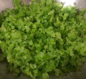 芹菜剁成大小均匀的粒状攥干水分