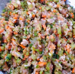 胡萝卜切成小粒和芹菜一起放入肉馅中再放入油、盐、味精、香油拌匀入味