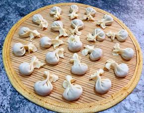 精致漂亮的花瓶馄饨依次包好