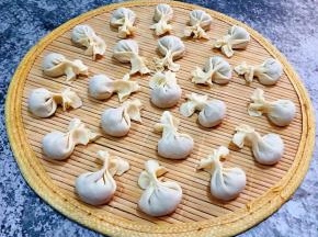 精致漂亮的花瓶馄饨依次包好