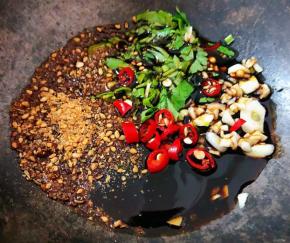 一品鲜酱油、蚝油、香辣粉、小米辣、蒜、香醋、香菜、糖放入容器中