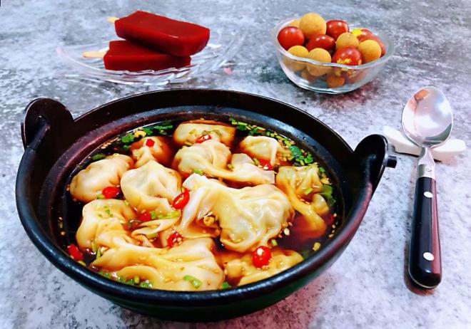 酸辣芹菜鲜肉馄饨