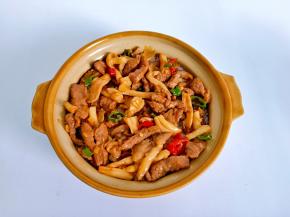 加米饭盛到大碗里，加上炒好的牛肉菌菇。