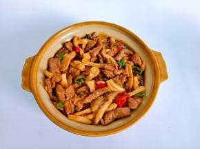 加米饭盛到大碗里，加上炒好的牛肉菌菇。