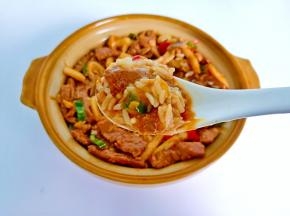 吃上一勺太满足了，里面的汤汁拌饭实在是过瘾！