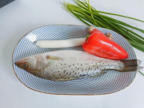 挑选新鲜的海鲈鱼，看鱼鳃鲜艳说明这鱼就新鲜了。