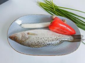 挑选新鲜的海鲈鱼，看鱼鳃鲜艳说明这鱼就新鲜了。