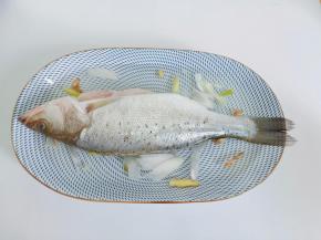 放入清水搅拌均匀，再放入海鲈鱼浸泡10分钟，可以让蒸好的鱼肉更加紧致，还可以去腥。