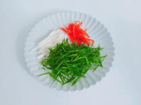 把大葱段，红椒，葱切丝。