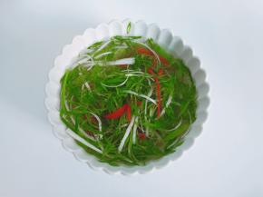 切好的丝放在清水里泡一下，有助于丝卷起来。