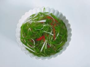 切好的丝放在清水里泡一下，有助于丝卷起来。