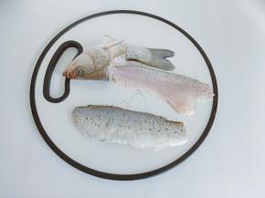 把海鲈鱼的鱼头鱼尾切下来，把鱼中间这一段的鱼骨取下来。