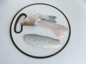 把海鲈鱼的鱼头鱼尾切下来，把鱼中间这一段的鱼骨取下来。