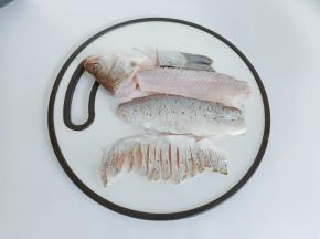 再把海鲈鱼改切成小段，前面一点不切段断。