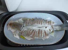 把鱼盘放在蒸锅里面。