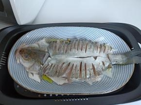 把鱼盘放在蒸锅里面。