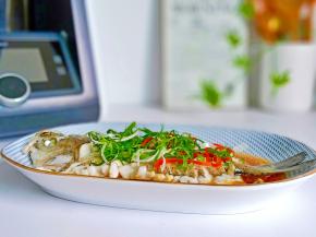 蒸好的海鲈鱼淋上一点生抽，撒上葱丝与红椒丝，再浇一遍热油即可。