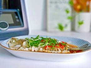 蒸好的海鲈鱼淋上一点生抽，撒上葱丝与红椒丝，再浇一遍热油即可。